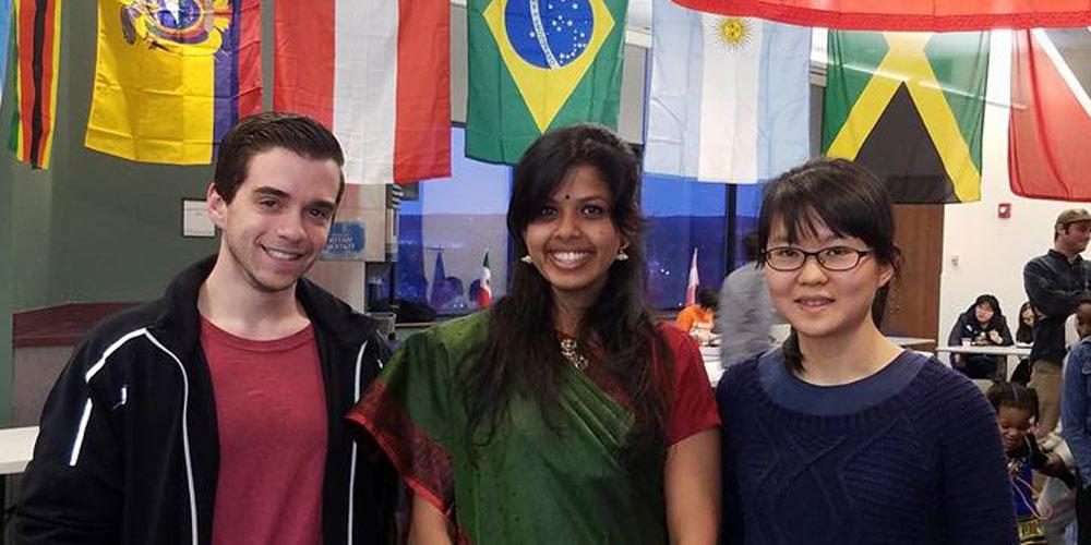 学生们在国际艺术节的旗帜后面