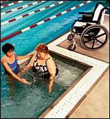 一个财富项目的参与者与大学医院的物理治疗师在研究所的轮椅无障碍, 可调底池. 