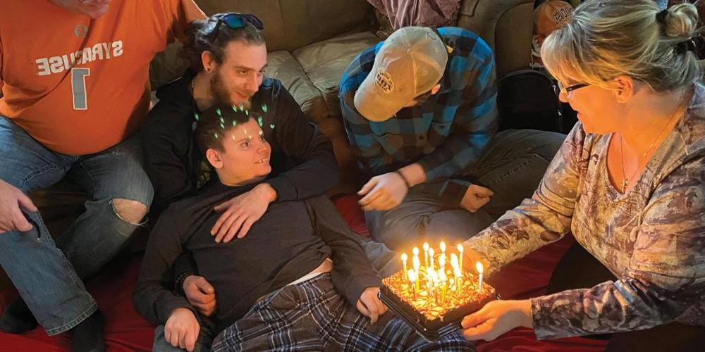2021年1月，克拉克(头顶上的烛光映照)会以诙谐的方式庆祝他的16岁生日吗, 左起:他的母亲, 凯伦, 兄弟扎加利，安得烈和父亲, 布莱恩. (提供照片)