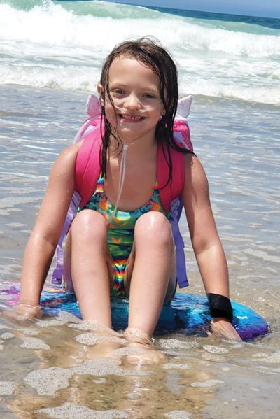 Caitlyn希尔顿, 6, 奥尼昂塔需要24小时供氧，并且能够穿着连接氧气罐的超长管道游泳. (提供照片)