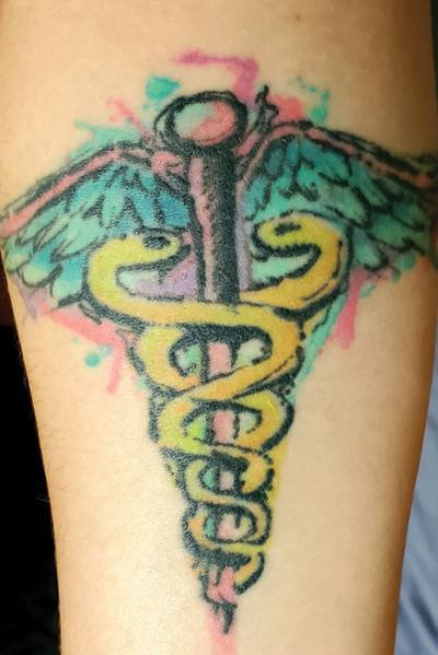 阿丽莎·比特尔(Alyssa Bittel)以自己是一名医学专业人士而自豪，她身上有一个墨丘利乌斯的纹身, 医学的传统象征.