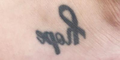 玛丽莎·爱德华兹(玛丽莎·爱德华兹)的纹身上有“希望”一词和一条癌症意识丝带，以纪念她的祖母, 她得了癌症，促使爱德华兹从事护理事业.