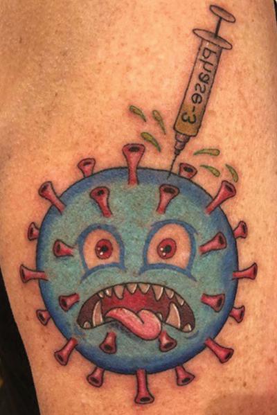 贝基Hogle, 谁参加了COVID疫苗试验,   有一个COVID-19病毒的纹身，它在接受一剂疫苗时看起来很害怕.