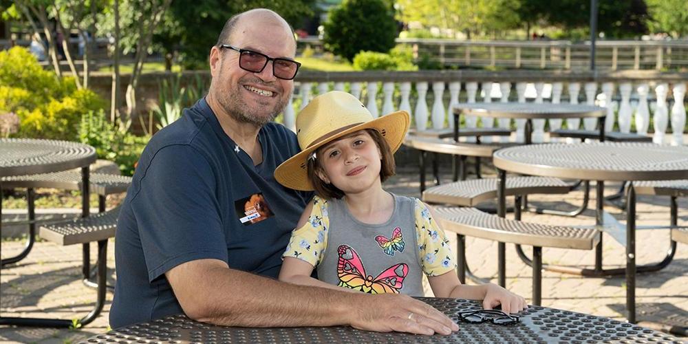 文斯流光, 与塔拉在一起, 他的孙女, 在锡拉丘兹伯内特公园的罗莎蒙德吉福德动物园担任2022年国家癌症幸存者日的DJ. (Susan Kahn摄)