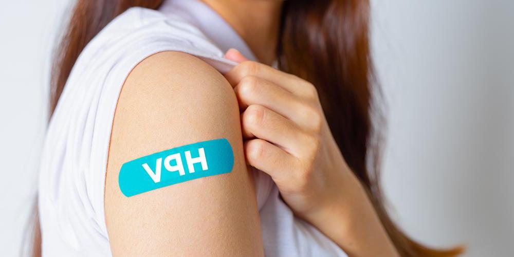 手臂上缠着标有“HPV”的绷带，以显示接种HPV疫苗的地方.